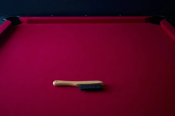 Tan Escova Limpeza Bilhar Madeira Uma Mesa Piscina Feltro Vermelho — Fotografia de Stock