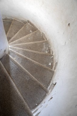 Eski harabe sarmal merdivenler. Resim