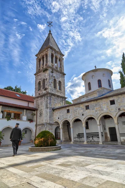 Krka Manastırı, Hırvatistan, 28 Eylül 2019: 14. yüzyıl Sırp Ortodoks Kilisesi manastırı. Krka Ulusal Parkı 'nda, Kistanje' nin 3 km doğusunda, Dalmaçya 'nın merkezinde.. 