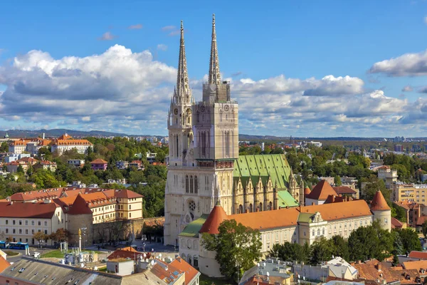 Kaptol'daki Zagreb Katedrali. Zagreb şehrinin merkez meydanının havadan görünümü. Hırvatistan'ın başkenti. Görüntü