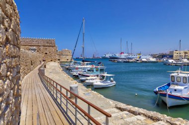 Heraklion, Girit Adası, Yunanistan. 22 Haziran 2019: Heraklion limanında Venedik Koules Kalesi Castello a Mare ve tekneleri görülüyor. Resim