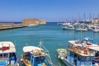 Heraklion, Girit Adası, Yunanistan. 22 Haziran 2019: Heraklion limanında Venedik Koules Kalesi Castello a Mare ve tekneleri görülüyor. Resim