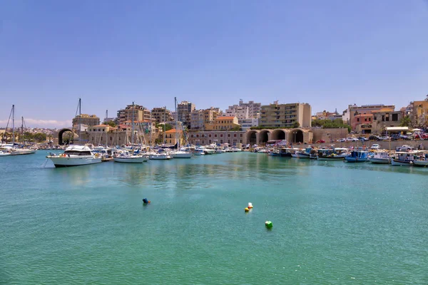 Heraklion, Girit Adası, Yunanistan. 22 Haziran 2019: Heraklion şehri kıyı bölgesi ve marinadaki tekneler. Resim