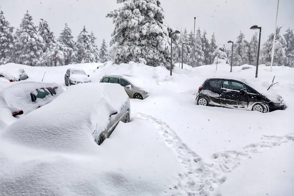 吹雪の中 雪に覆われた駐車場の車 — ストック写真