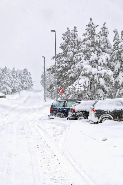 吹雪の中 雪に覆われた駐車場の車 — ストック写真