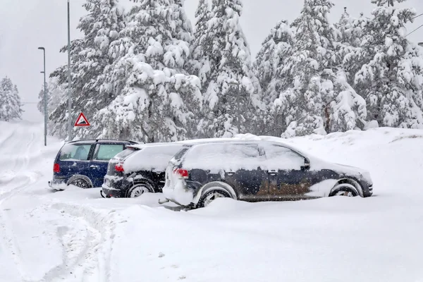 吹雪の中 雪に覆われた駐車場の車 — ストック写真