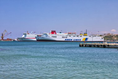 Heraklion, Girit adası, Yunanistan. 22 Haziran 2019. Heraklion Kalesi 'nden yolcu feribotlarıyla limana kadar görüş..
