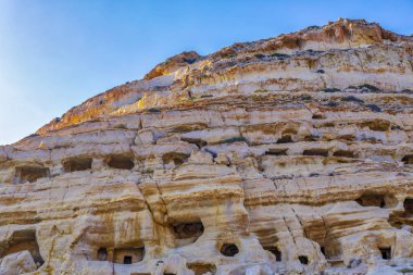 Matala Sahili 'nin kuzey duvarında oyulmuş ünlü mağaralar. Girit Adası, Yunanistan. Resim
