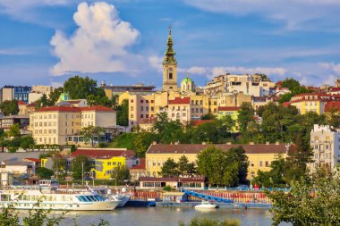 Belgrad, Sırbistan 'ın başkenti. Sava Nehri kıyısındaki tarihi şehir merkezinin manzarası. Resim