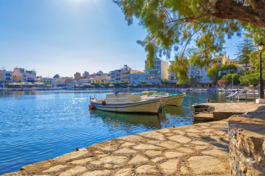 Yunanistan 'ın Girit adası Agios Nikolaos kentindeki Voulismeni gölünde balıkçı tekneleri. Resimler