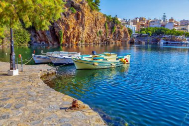 Yunanistan 'ın Girit adası Agios Nikolaos kentindeki Voulismeni gölünde balıkçı tekneleri. Resimler
