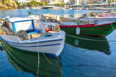 Yunanistan 'ın Girit adası Agios Nikolaos kentindeki Voulismeni gölünde balıkçı tekneleri. Resimler