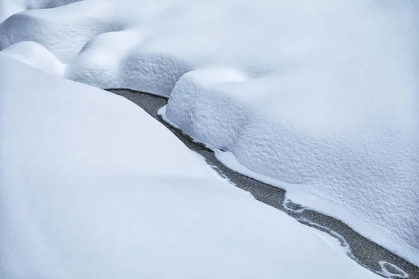 雪に覆われた凍結した森林ストリーム — ストック写真