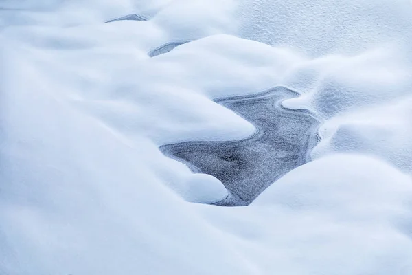 雪に覆われた凍結した森林ストリーム — ストック写真