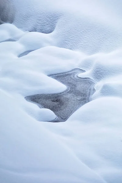 雪に覆われた凍結した森林ストリーム — ストック写真