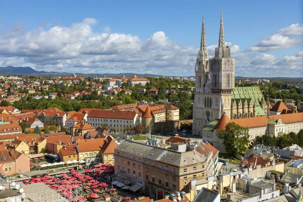 Ilmakuva Zagrebin Katedraalin Dolac Markkinoilla — kuvapankkivalokuva