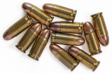 Beyaz arka planda 9mm 'lik mermi yığını. Resim