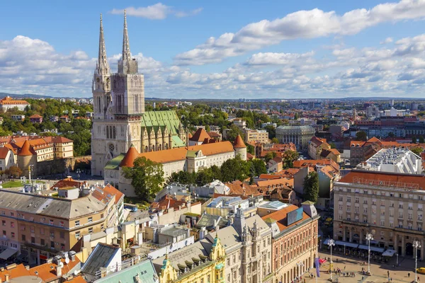 Kaptol 'daki Zagreb Katedrali. Zagreb kentinin merkez meydanı olan Ban Jelaciç Meydanı 'nın havadan görünüşü. Hırvatistan 'ın başkenti. Resim