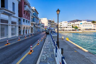 Agios Nikolaos sokaklarının sabah manzarası. Yunanistan 'ın Girit adasının pitoresk bir kasabası. Resim
