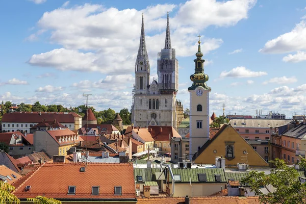Güneşli bir günde çatıları ve katedral kuleleri olan tarihi Zagrep kenti manzarası. Resim