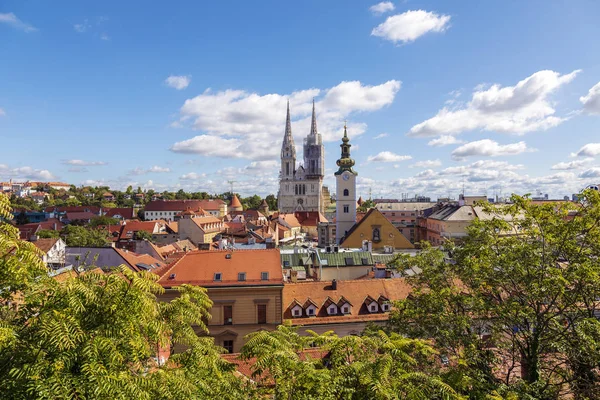 Panoraamanäkymät Historialliselle Zagrebin Yläkaupungille Jossa Katot Katedraalitornit Kauniina Aurinkoisena Päivänä — kuvapankkivalokuva