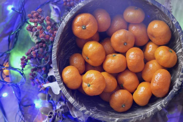 Tigela com tangerinas. Foto de Natal. Frutas em uma tigela de madeira . — Fotografia de Stock