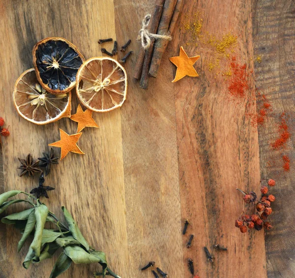 Space of a wooden table framed by spices. View from above. Photo image. — ストック写真