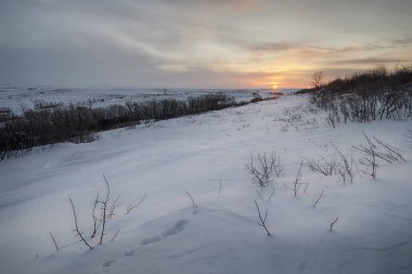 Kar üzerinde gündoğumu kaplı alanlar Kuzey Dakota, ABD