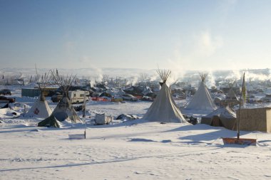 Sabah erken, topu topu, Kuzey Dakota, ABD, Ocak 2017 Oceti Sakowin kampında