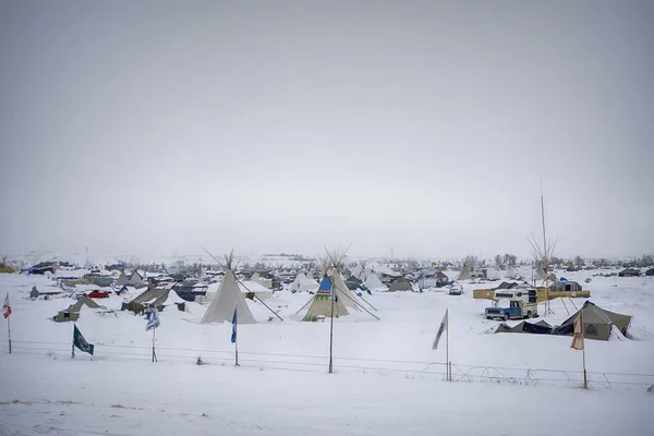 Felhős, havas nap Oceti Sakowin tábor, ágyúgolyó, Észak-Dakota, Usa, január 2017 — Stock Fotó