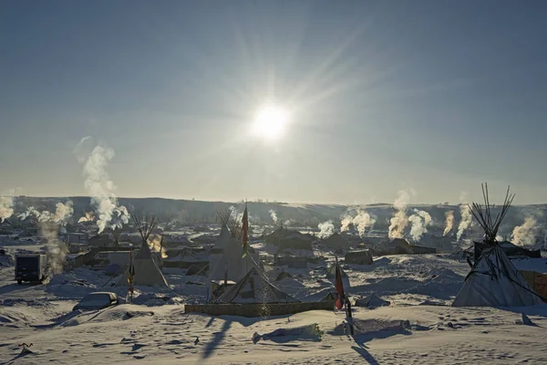 Felle zon op Oceti Sakowin kamp in de vroege ochtend, Cannon Ball, North Dakota, Usa, januari 2017 — Stockfoto