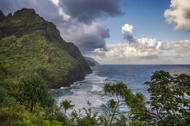 Kalalau Na Pali kenarı, Kauai, Hawaii ile ilgilenen iz üzerinde sabah erken başlamak