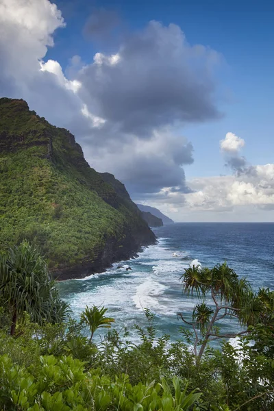 Kora reggel indul a Kalalau nyomvonal a Na Pali tengerparton, Kauai Hawaii megtekintés — Stock Fotó