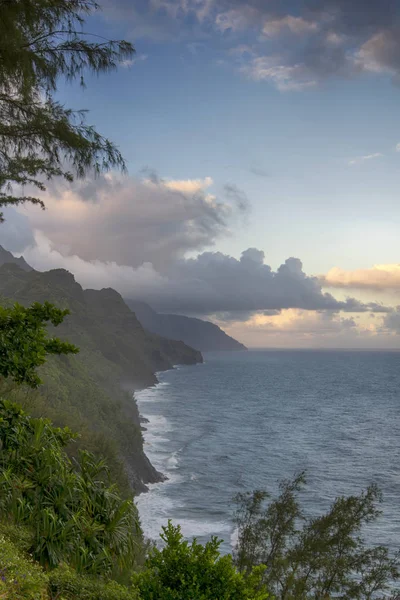 Ранний утренний старт на тропе Калалало с видом на побережье На Пали, Кауаи, Гавайи — стоковое фото