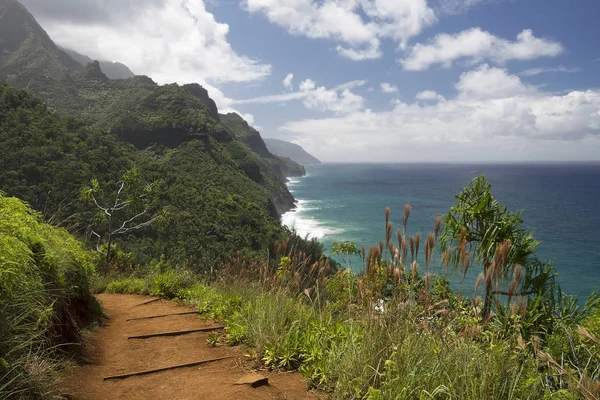 Zonnige dag op Na Pali Coast uit vanaf Kalalau Trail, Kauai, Hawaï — Stockfoto