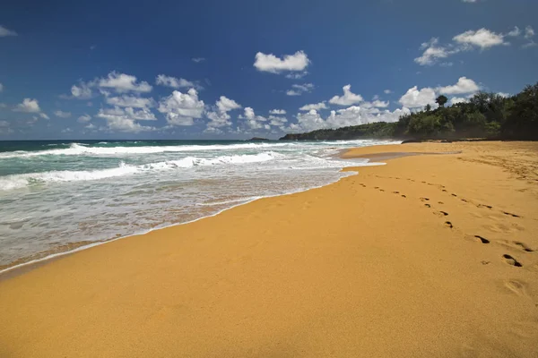 Secret Beach o Kauapea Beach, costa nord, Kauai, Hawaii. Guardando verso il faro di Kilauea — Foto Stock