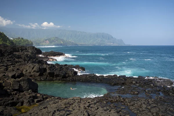 The Queens Bath vicino Princeville, guardando verso Na Pali Coast, Kauai, Hawaii — Foto Stock