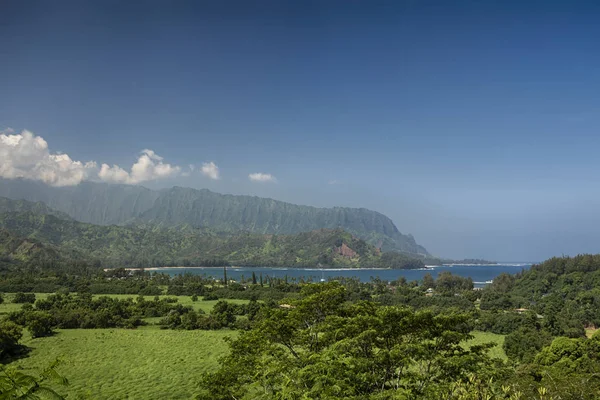 Vista de la bahía de Hanalei hacia la costa de Na Pali, Kauai, Hawai — Foto de Stock