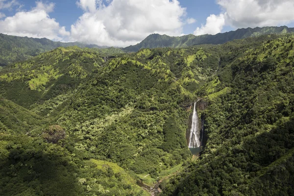 Vista aérea de las cataratas Manawaiopuna, utilizadas en el Parque Jurásico, Kauai, Hawai — Foto de Stock