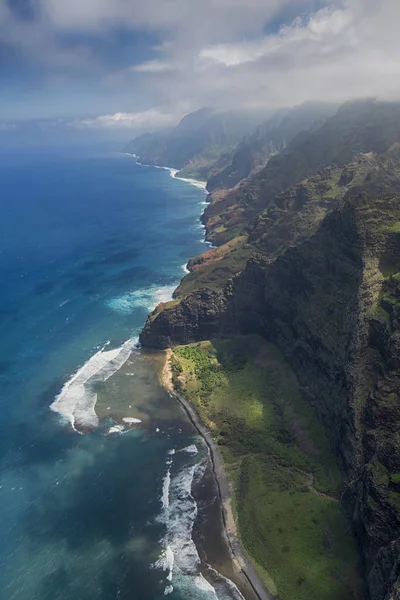 A légi felvétel a Milolii State Park, Na Pali parton, a helyi gyógyfürdővel, Hawaii — Stock Fotó
