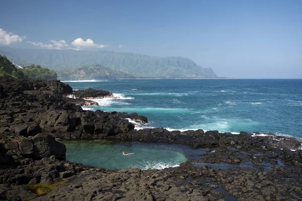 皇后区浴附近普林斯维尔，目光投向了 Na Pali 海岸，夏威夷的考艾岛， 免版税图库图片