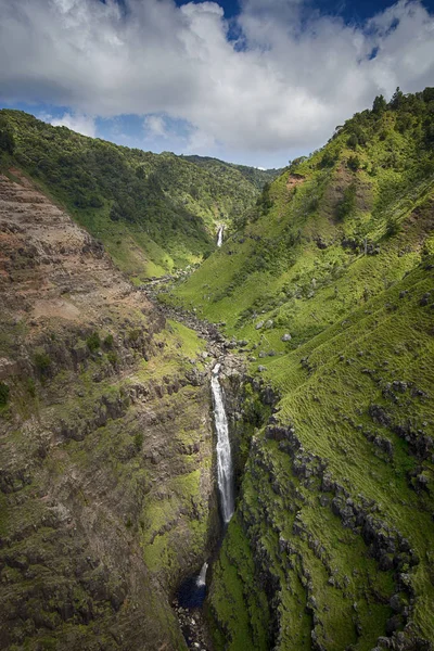 在考艾岛，夏威夷怀梅阿峡谷瀑布的鸟瞰图 图库图片