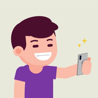Mutlu, gülümseyen, neşeli, genç bir adam akıllı telefonuyla selfie çekiyor..