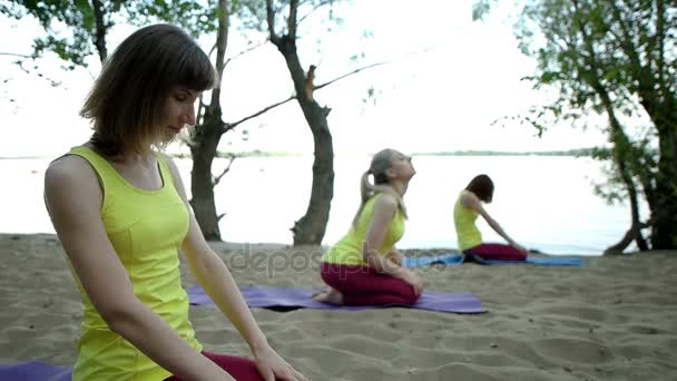 Vrouwen die zich uitstrekt voordat yoga te doen — Stockvideo