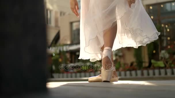 Jambes de ballerine dansante dans la rue — Video