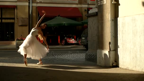 Bailarina dança em um beco perto da estrada — Vídeo de Stock