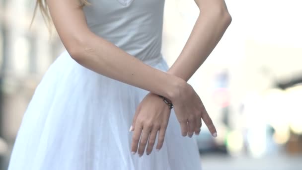 Hands of dancing ballerina on the street — Stock Video