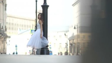 Balerin tarafından sokak lambası duruyor