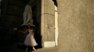 Balerin sokakta dans ediyor