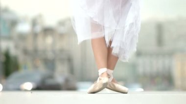 Arabalar geçerken arka plan dans eden balerin dans edenlerin bacaklarını